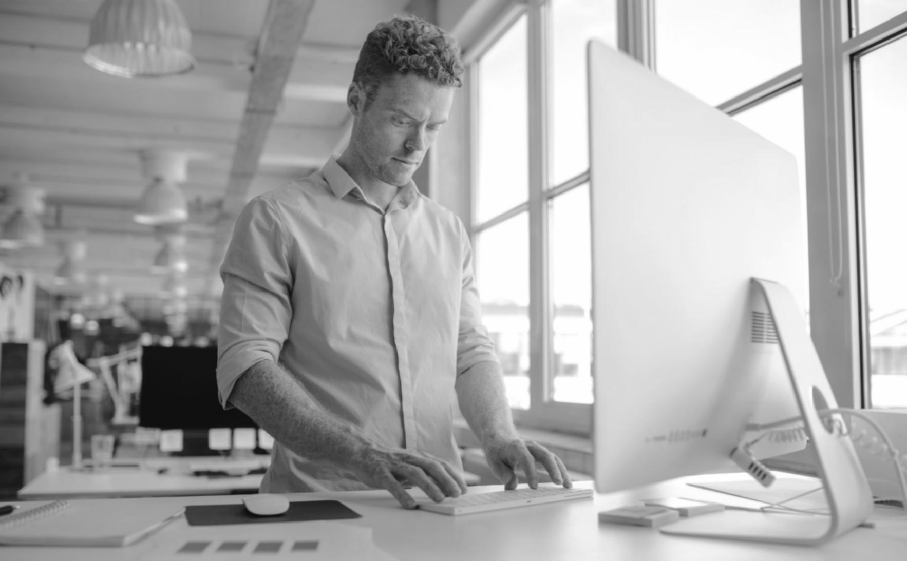 Arbeitsbereich mit Dokumenten zur Suchmaschinenoptimierung